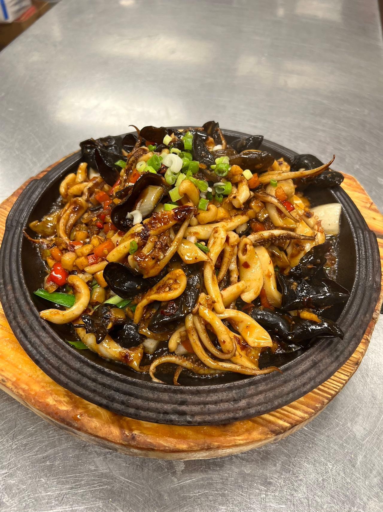 S4个性鱿鱼 Sizzling Calamari with Chili and Chives
