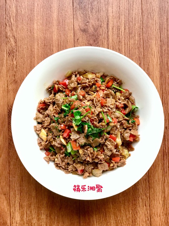 B4 小炒牛肉 Stir-Fried Chopped Beef with Pickled Pepper