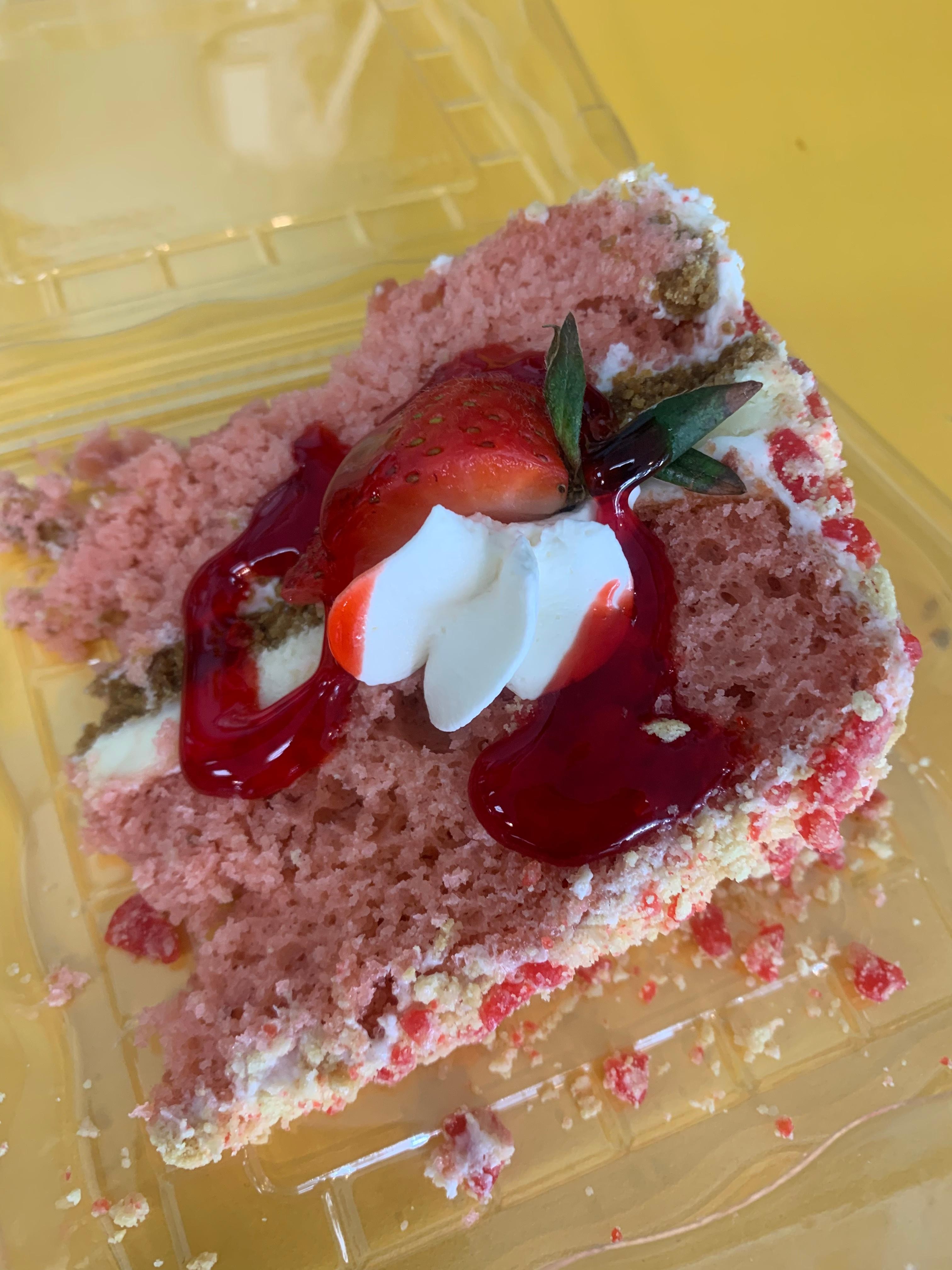 Strawberry crunch cake