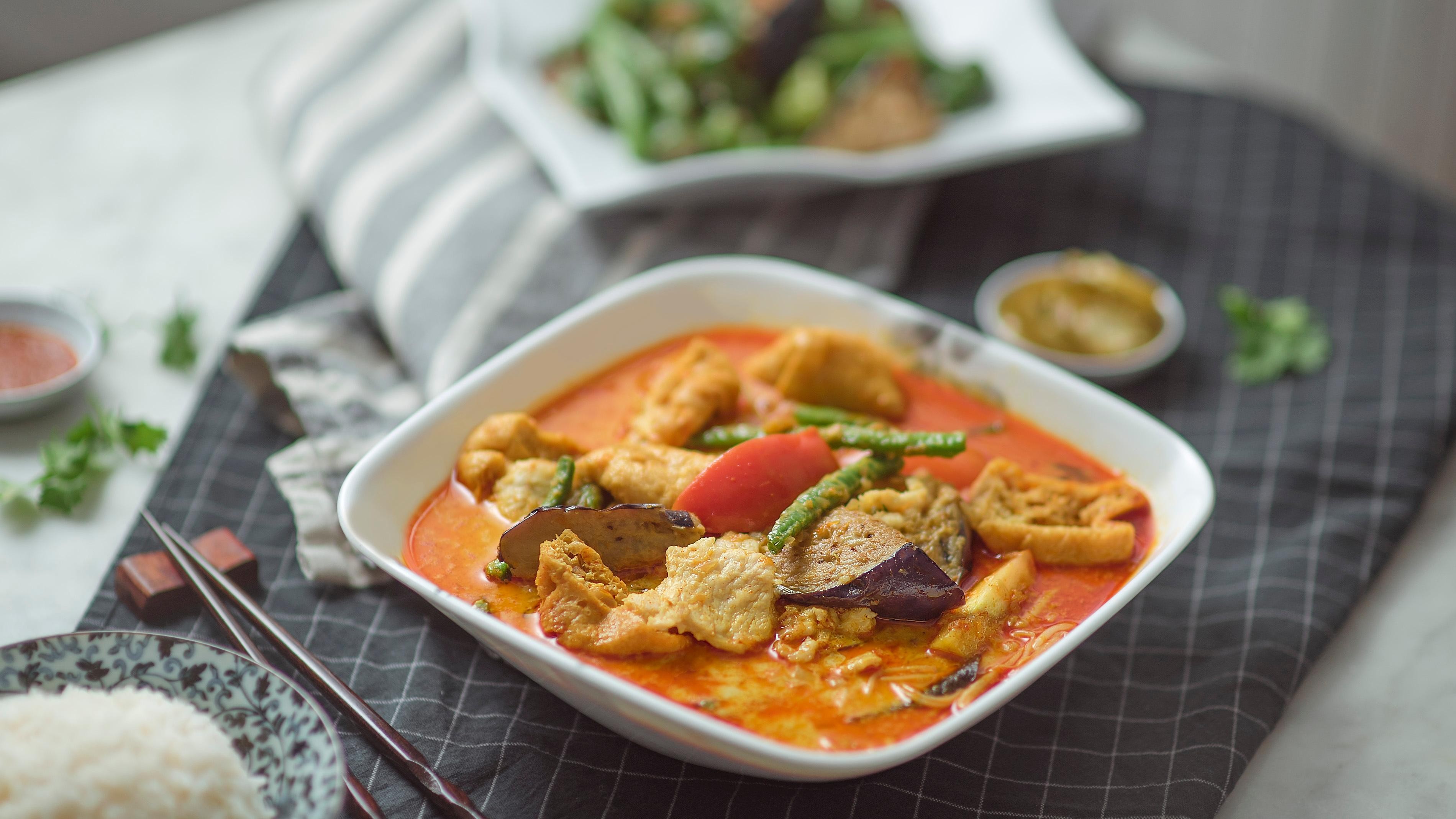 E8. Red Curry Chicken