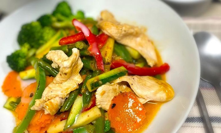 E5. Pad Panang (Spicy)
