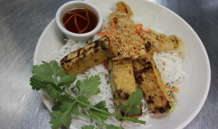 grilled tofu & crispy vegetarian spring rolls o/verm