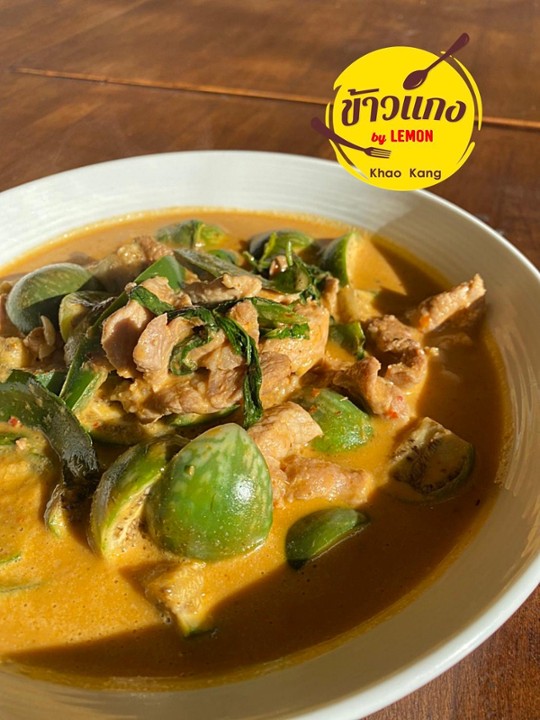 Kang Dang Moo ( Thai red curry with pork and thai eggplant) - แกงเผ็ดหมูใส่มะเขือ