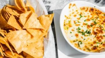 Hot Spinach & Artichoke Cheese Dip