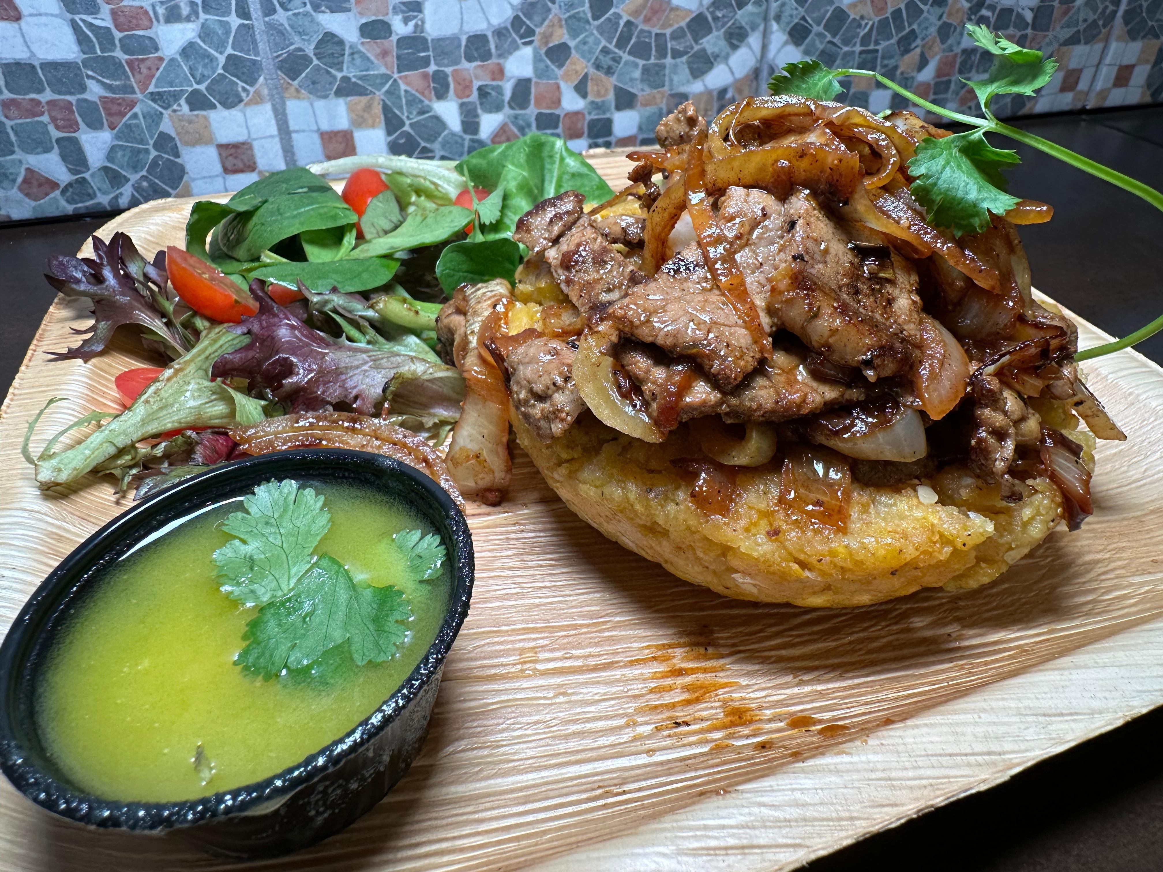 Mofongo con Bistec Encebollado