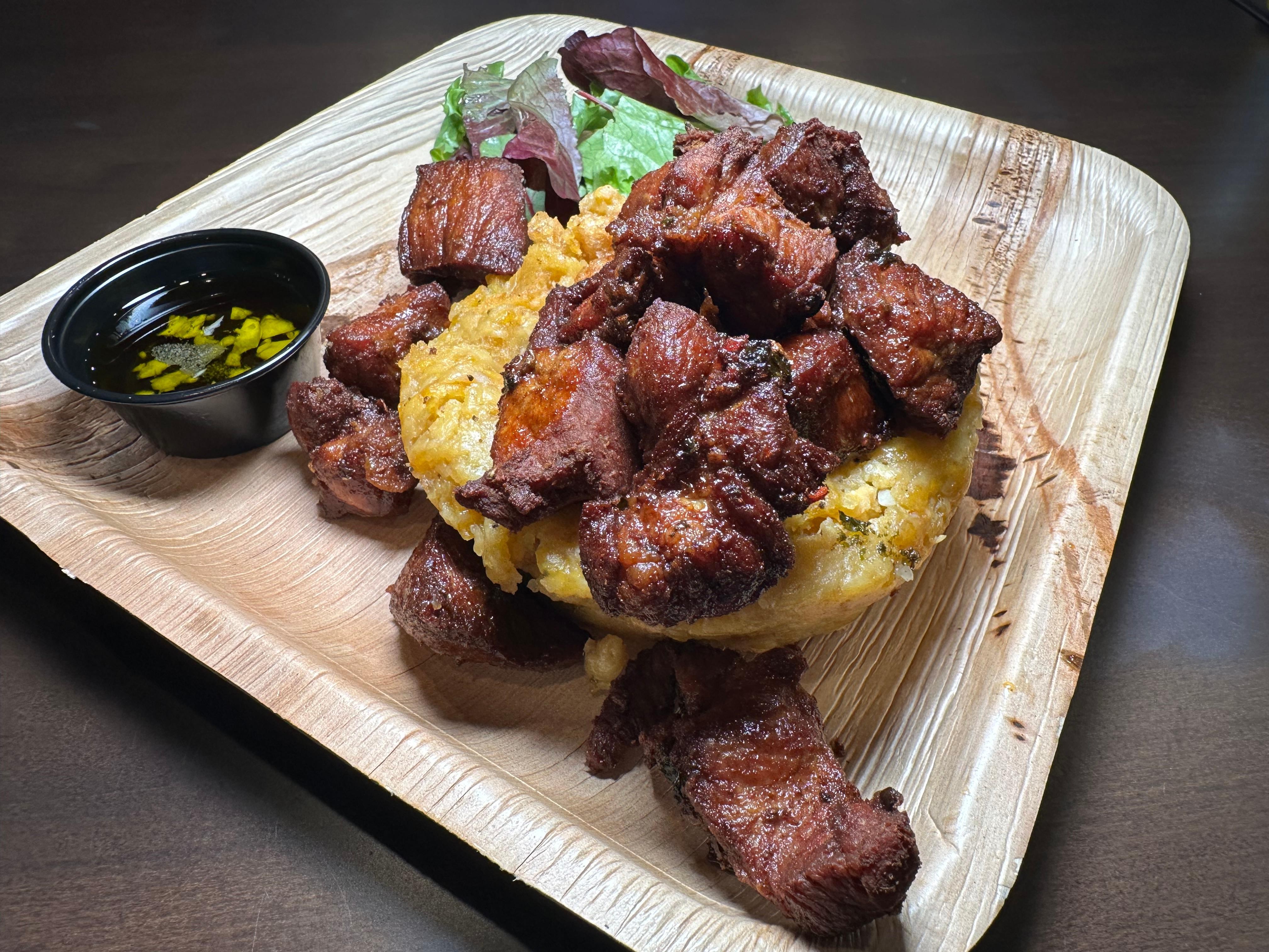 Mofongo con Carne Frita