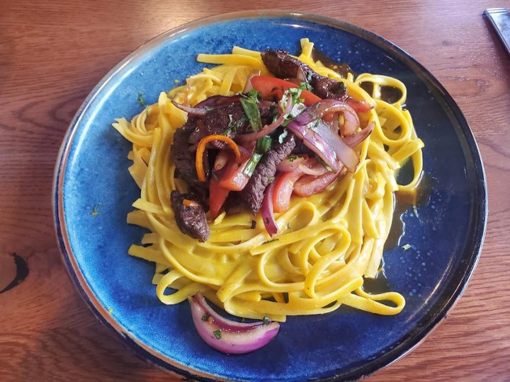 Fettuccine a la Huancaina Con Lomo Saltado