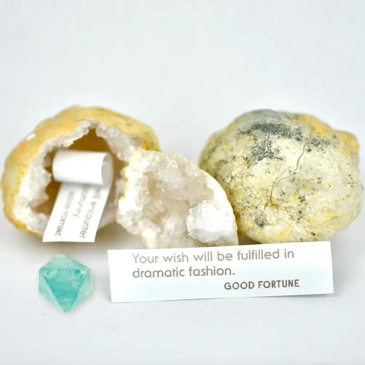 TOP Magic crystal surprise geode