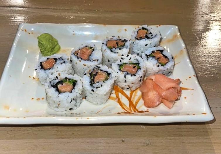SPICY SALMON ROLL