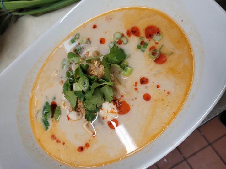 Koey Teaw Tum Yum Gai (Chicken Tom Yum Noodle Soup)