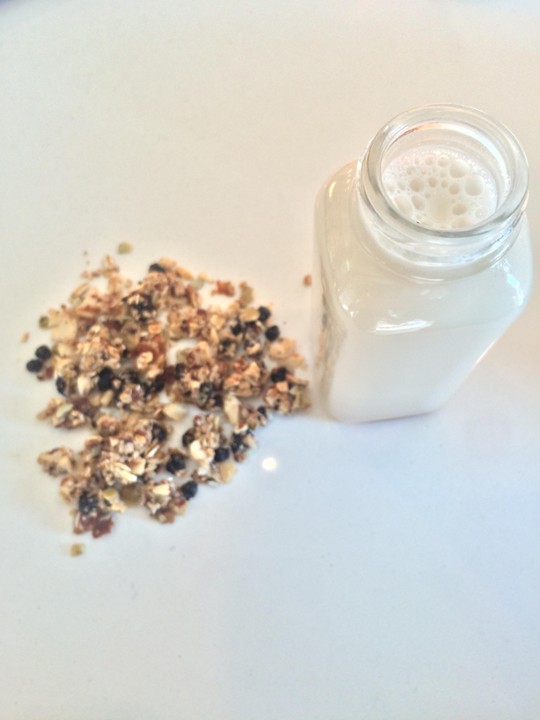 GRANOLA W/ALMOND MYLK