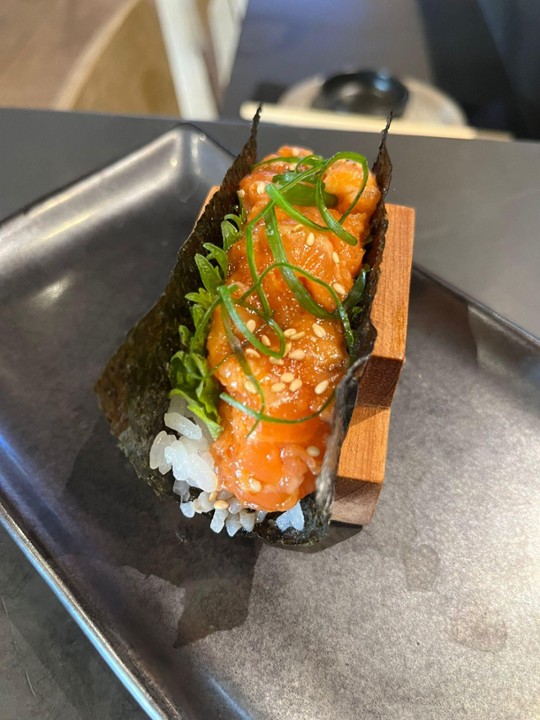 Spicy Salmon Handroll