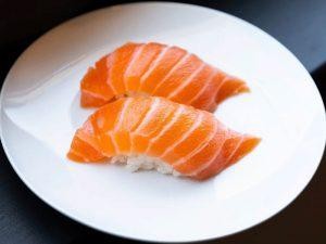 Salmon Sushi (2pcs)