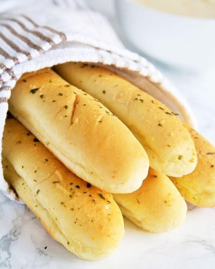Garlic Butter Bread Sticks (6 pcs)