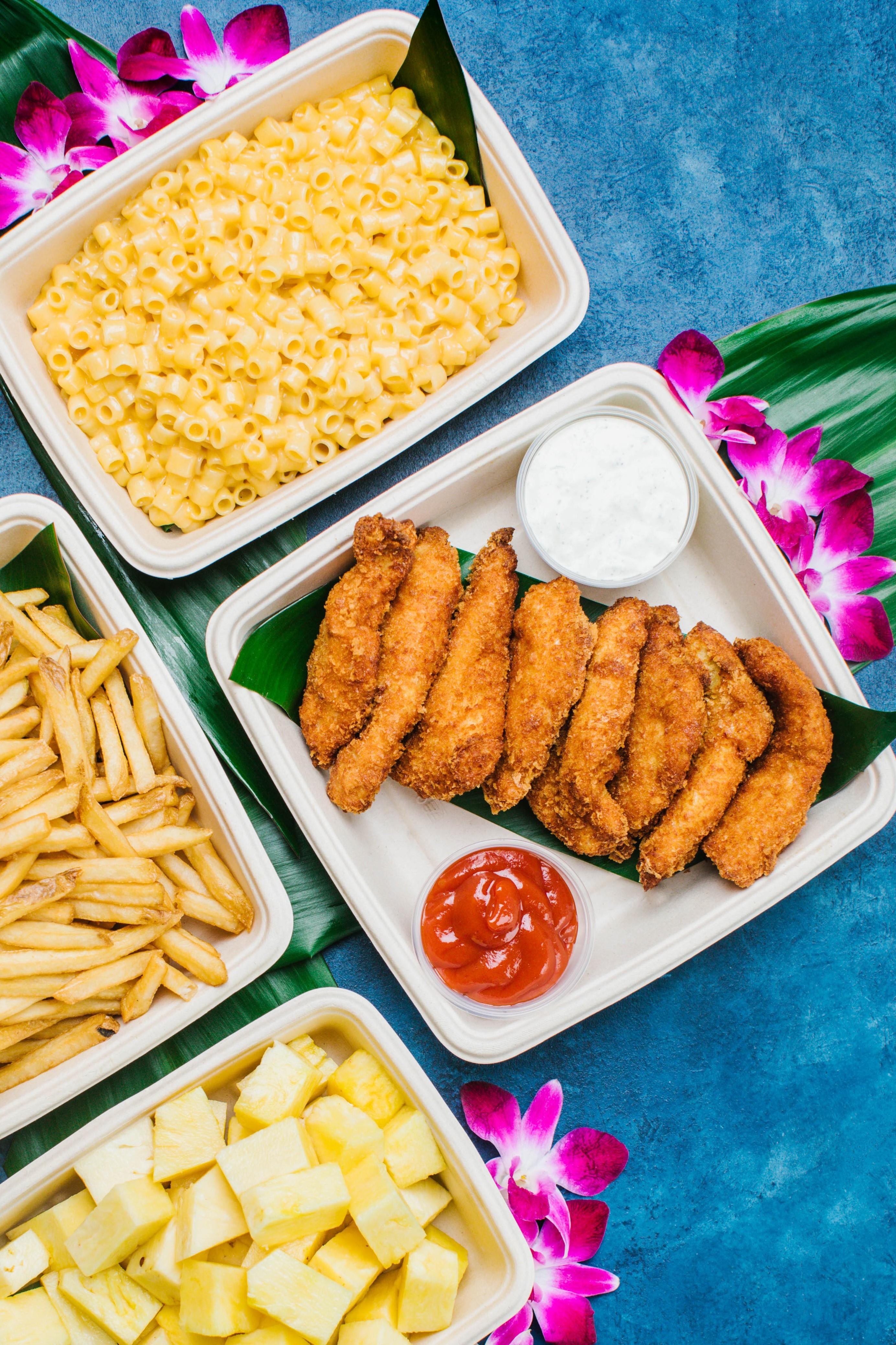 Fried chicken strips with mac & cheese, fries and fruit