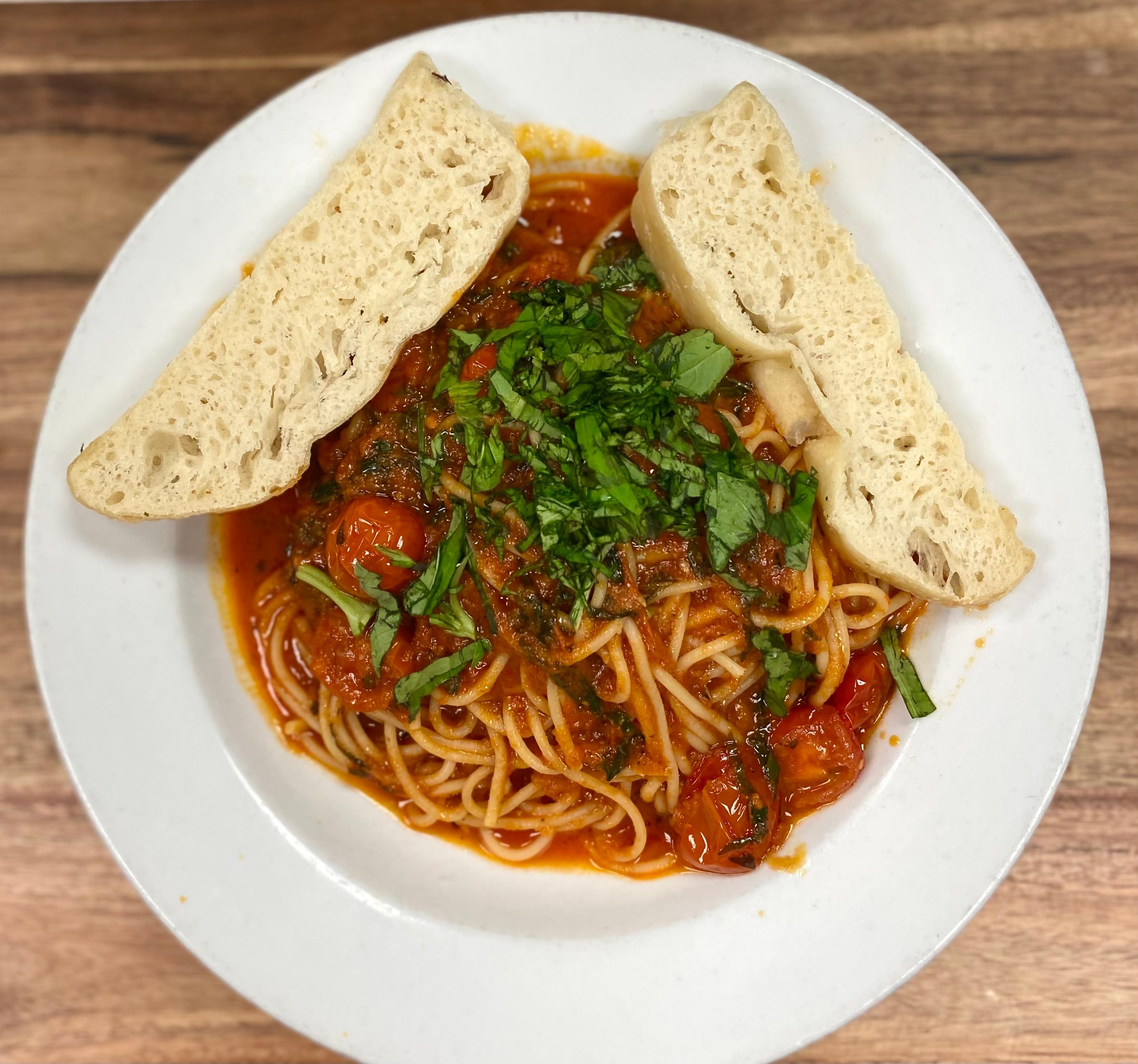 Spaghetti tomato basil