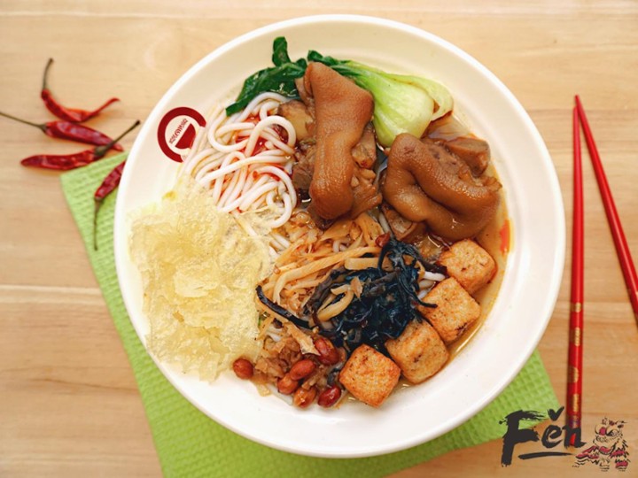 E6.Pork Kunckle Spicy Snail Rice Noodle Soup