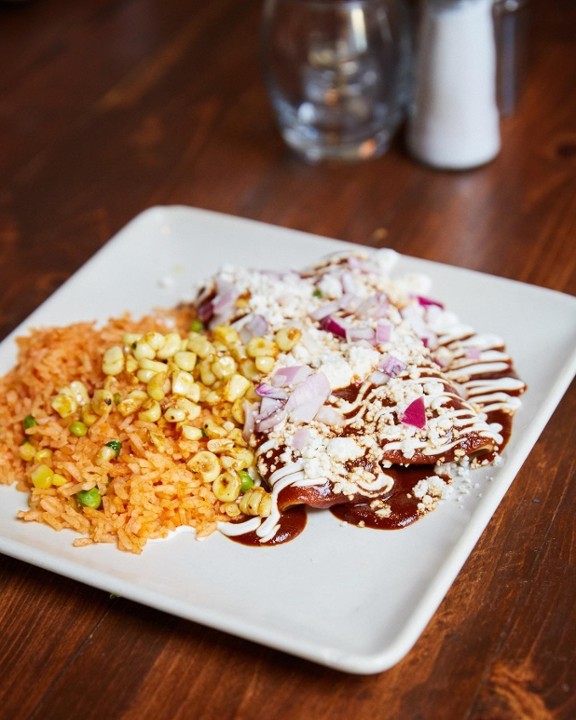 Enchiladas de Pollo en Mole Oaxaqueño