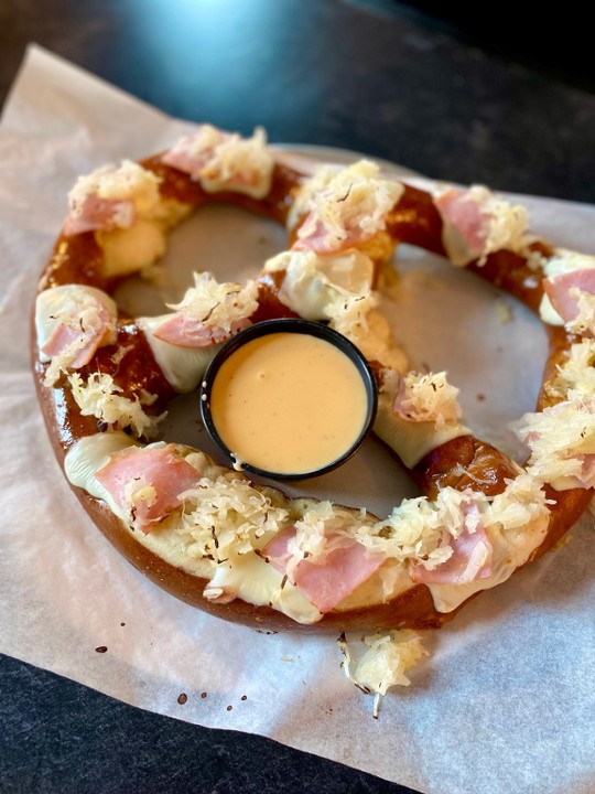 Pretzel - GERMAN w / 4 oz Snuggy beer cheese