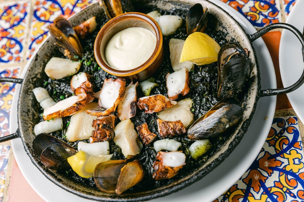 Arroz Negro Paella (seafood) - large