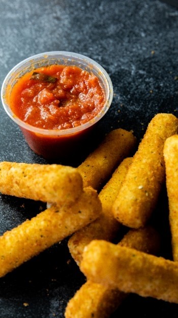 Mozzarella Sticks (10 Pieces)