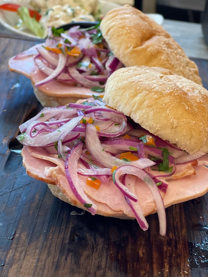 Butifarra / Ham and red onion sandwich