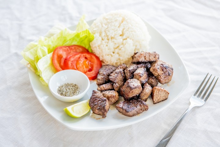 Vietnamese Shaking Beef Over Rice 越式牛肉粒饭