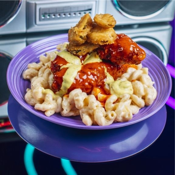 (LG) NASHVILLE HOT N DILLY DILLY CHICKEN MAC