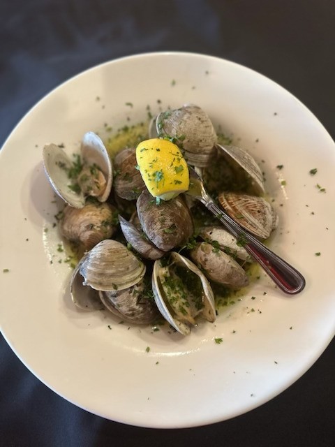 Steamed Clams with Garlic White Wine Butter