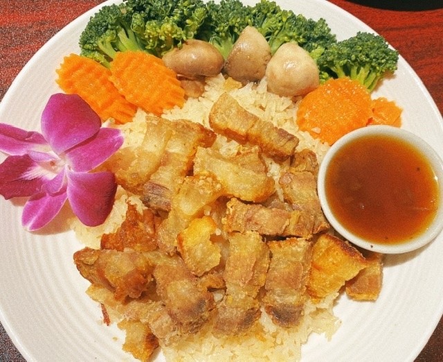 G1 Khao Moo Krob (Ginger Rice With Crispy Pork Belly)