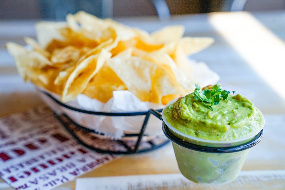 GUACAMOLE WITH CHIPS