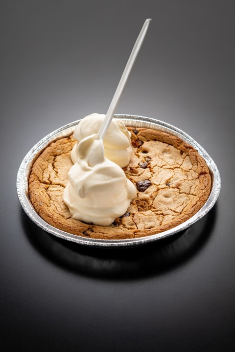 Pizookie Chocolate Chip Cookie w/Vanilla ice cream