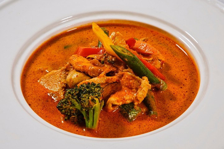 Red curry chicken with bamboo serve w/ white rice