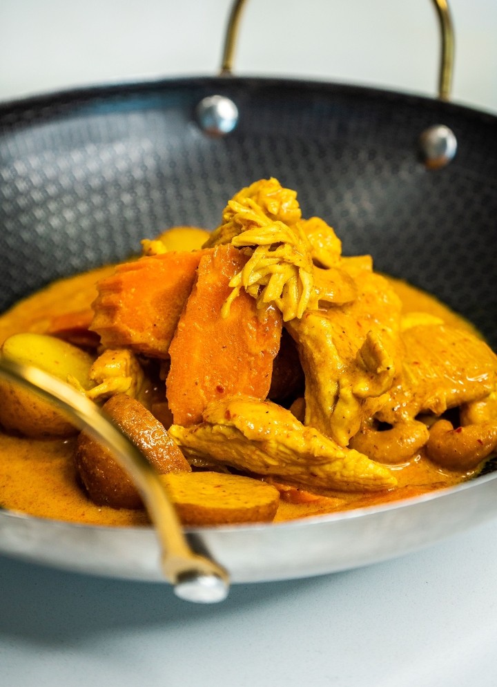Yellow Curry Chicken Serve with White Rice full tray