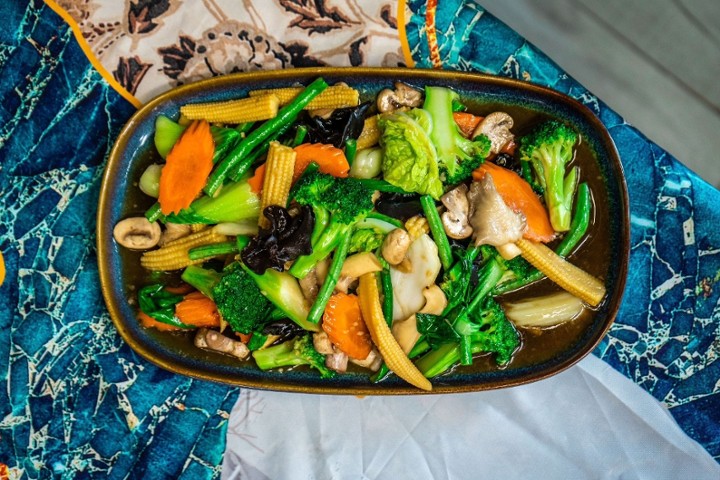 Wok stir-fried mixed vegetables (full tray 16-20 people). Serve with white rice