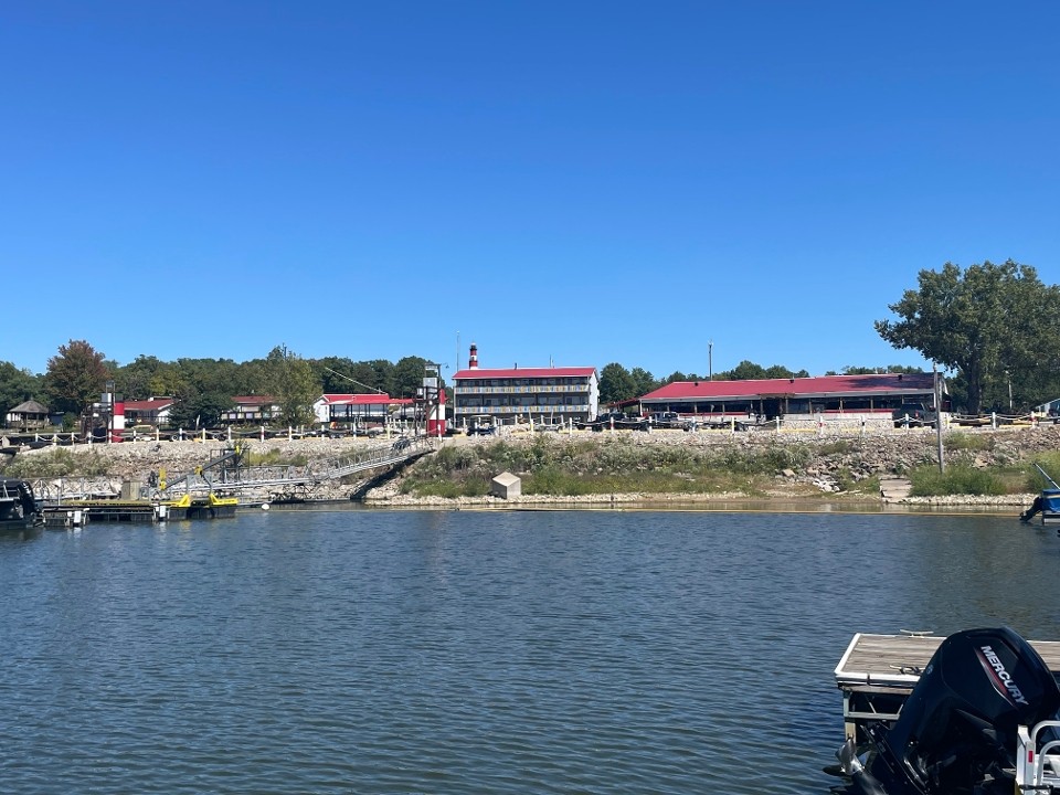 Louie's Lakeside Bistro BBQ 21646 Marina Place