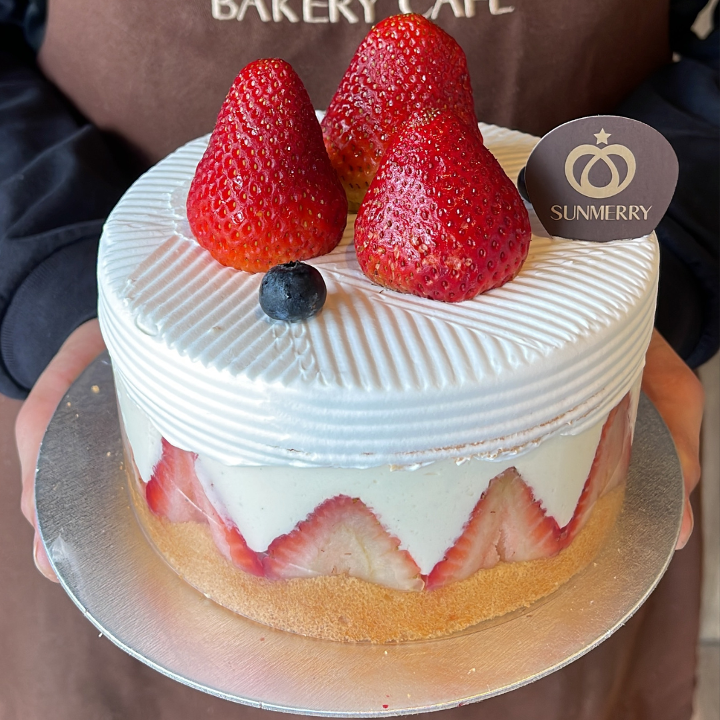 6" Strawberry Custard Cake