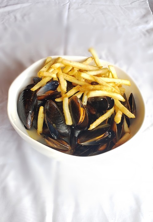 Mussels in a White Wine Sauce & Fries