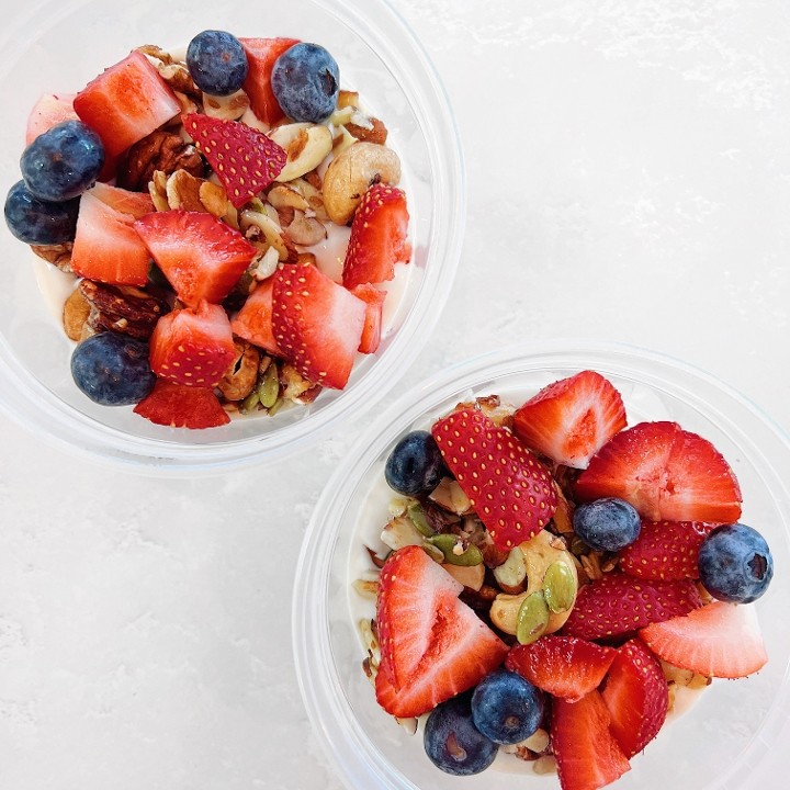 Parfait with fresh berries and granola