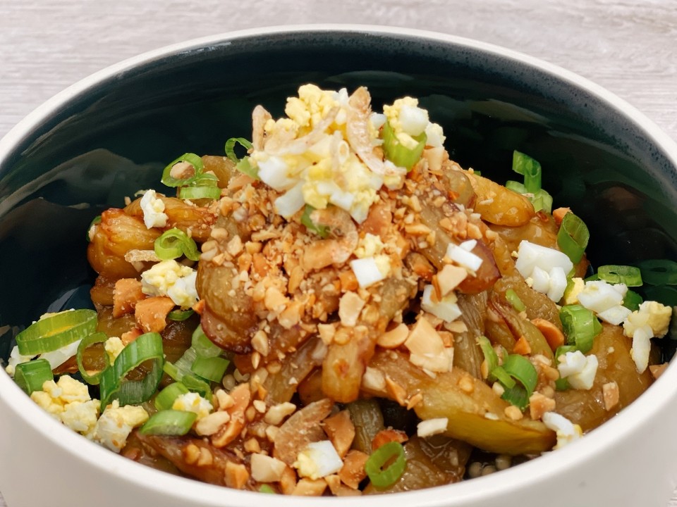 A07口口香茄子Eggplant salad with peanuts and egg crumble