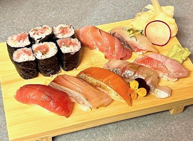 Deluxe sushi combo