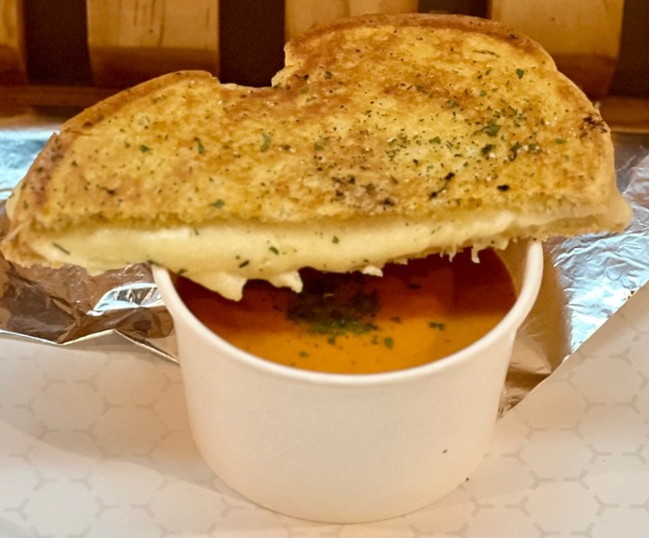1/2 Grilled Cheese Sandwich & Soup/Salad