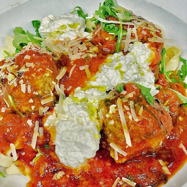 Fettucine & Meatballs w/ Ricotta for 4; includes Choice of Salad, Choice of Side, and Dinner Rolls