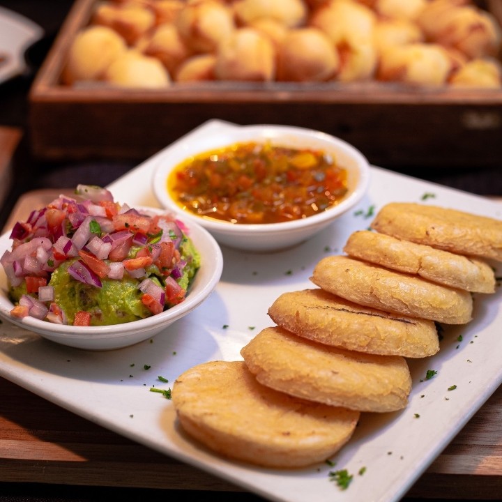 Arepitas Paisas con guacamole y hogao