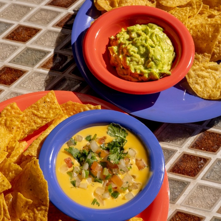 La Cantera Mexican Restaurant 119 E Walnut St - Guacamole