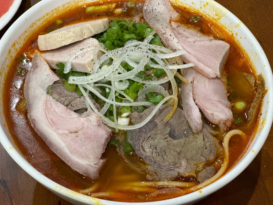 B19. BUN BO HUE -Spicy beef noodle soup