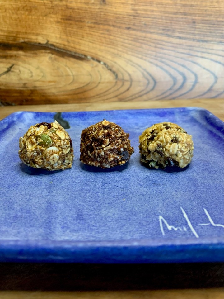 Peanut Butter Dark Chocolate Chip Energy Balls (Vegetarian, Vegan, GF)