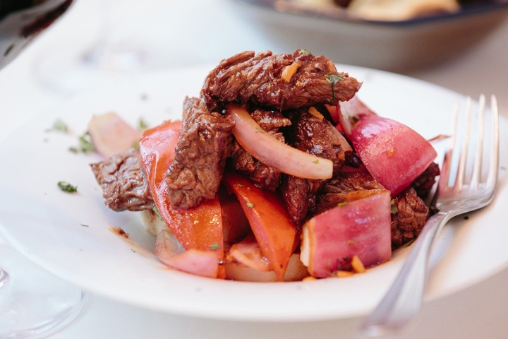 lomo saltado / stir fried sirloin, onions, tomato (g optional)