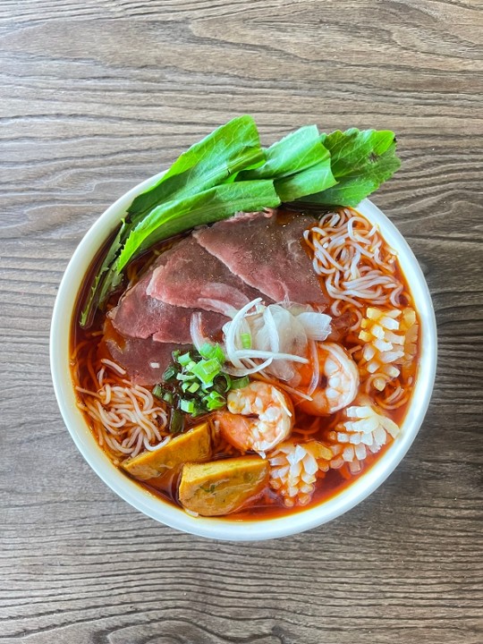 J1. Spicy Seafood and Beef Soup / Bún Hải Sản
