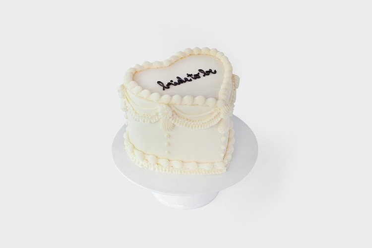 White Heart Vintage Cake